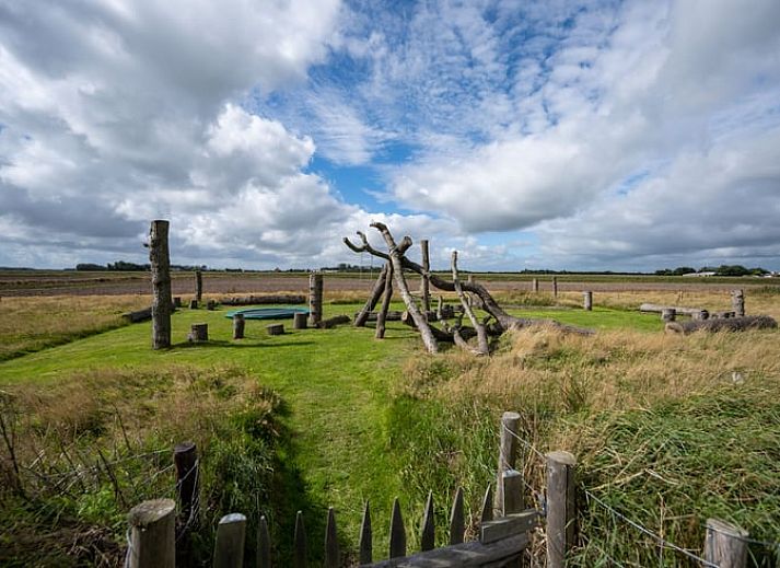 Moderne badkamer met ligbad in vakantiehuis Huisje in De Waal, Texel, Waddeneilanden.