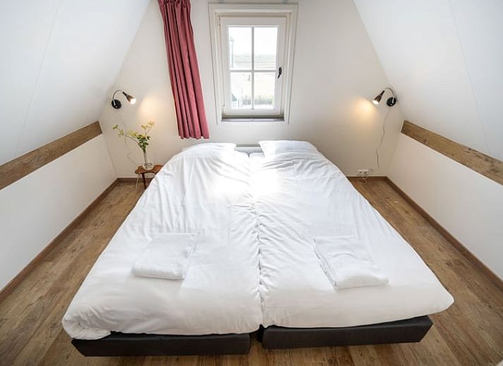 Moderne badkamer met ligbad in vakantiehuis Huisje in De Waal, Texel, Waddeneilanden.
