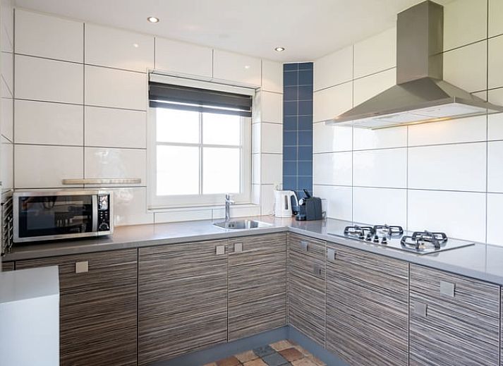 Moderne badkamer met ligbad in vakantiehuis Huisje in De Waal, Texel, Waddeneilanden.