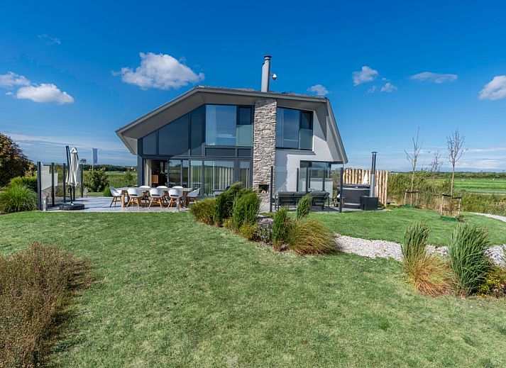 Villa 24 Oosterkolk, vakantiehuis in De Waal, Texel met moderne architectuur en ruime tuin.