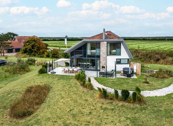 Villa 24 Oosterkolk, vakantiehuis in De Waal, Texel met moderne architectuur en ruime tuin.