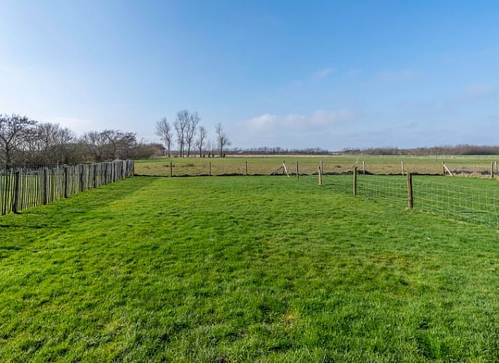 Stilvolle Sitzecke im Ferienhaus in De Waal, Texel mit moderner Einrichtung und Flachbildfernseher zur Entspannung.