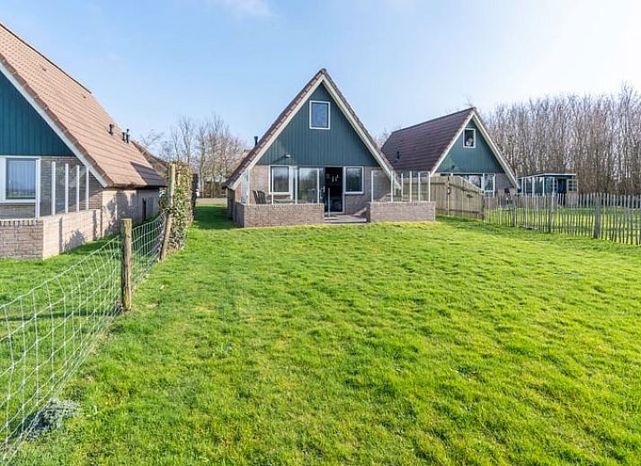 Stilvolle Sitzecke im Ferienhaus in De Waal, Texel mit moderner Einrichtung und Flachbildfernseher zur Entspannung.