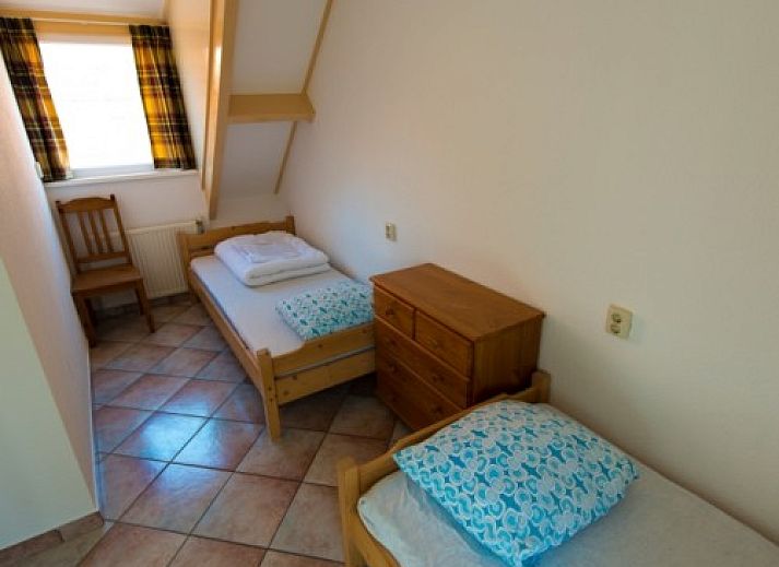 Cozy living room in De Boogerd bungalow, De Waal, Texel with comfortable sofas and views of the garden.