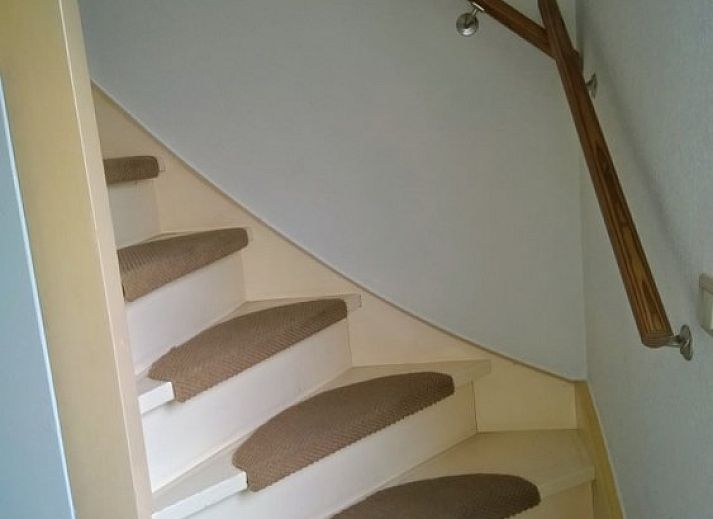 Cozy living room in De Boogerd bungalow, De Waal, Texel with comfortable sofas and views of the garden.