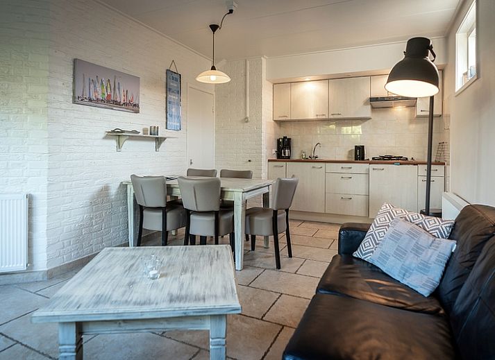 Ferienhaus De Heggemus in Den Burg, Texel, charmante Fassade mit ueppigem Garten.