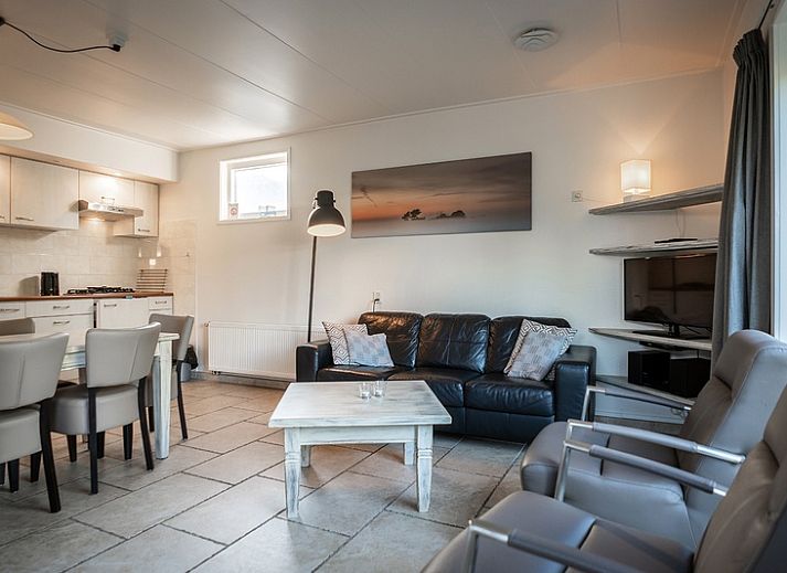 Ferienhaus De Heggemus in Den Burg, Texel, charmante Fassade mit ueppigem Garten.