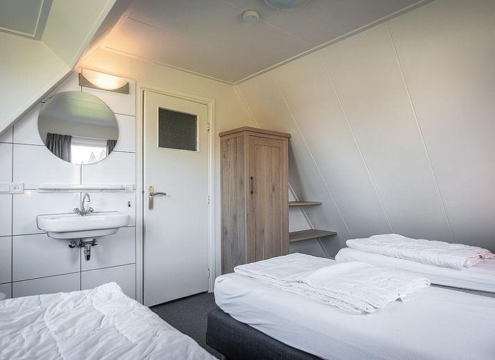 Gemuetliches Wohnzimmer des Ferienhauses De Heggemus, Den Burg, Texel mit bequemer Sitzecke.