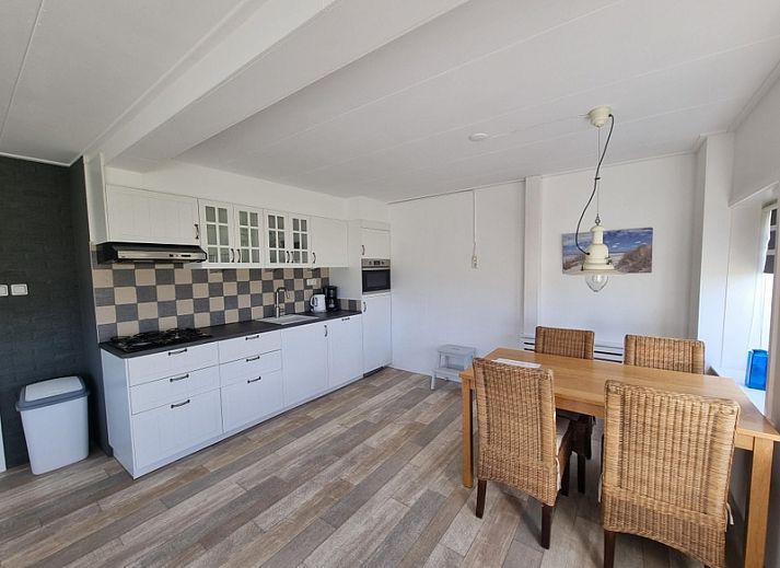 Geraeumige Kueche im Ferienhaus Weidezicht, Den Burg, Texel mit modernen Geraeten und Blick auf die Watteninseln.