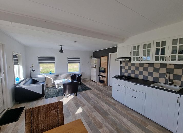 Geraeumige Kueche im Ferienhaus Weidezicht, Den Burg, Texel mit modernen Geraeten und Blick auf die Watteninseln.