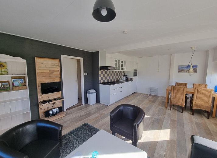 Geraeumige Kueche im Ferienhaus Weidezicht, Den Burg, Texel mit modernen Geraeten und Blick auf die Watteninseln.