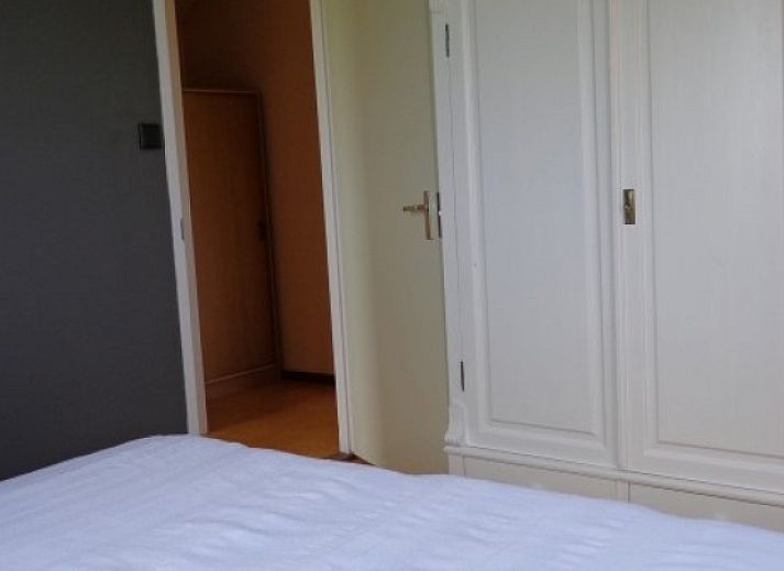 Aussenansicht des Ferienhauses Weidezicht in Den Burg, Texel mit sonniger Terrasse und gruener Umgebung auf den Watteninseln.