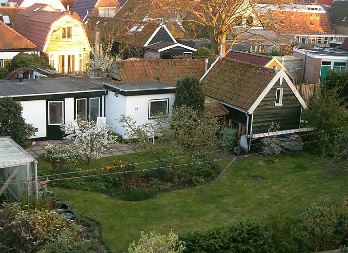 Enjoy the flower garden and terrace of vacation home De Boomklever in Den Burg, Texel.