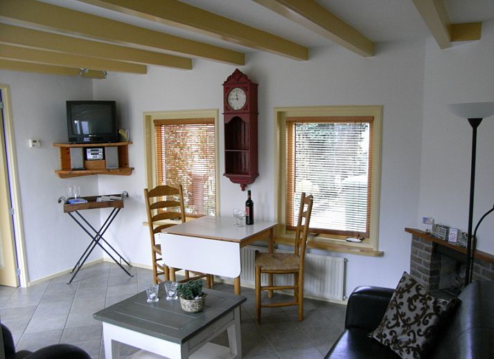 Enjoy the flower garden and terrace of vacation home De Boomklever in Den Burg, Texel.