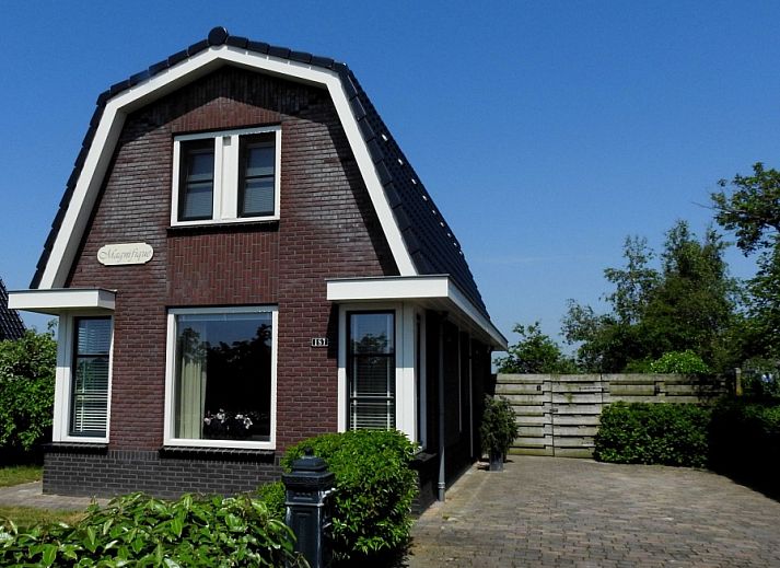 Villa Magnifique in Den Burg, Texel: charmantes Ferienhaus mit traditioneller Architektur und gruener Umgebung.