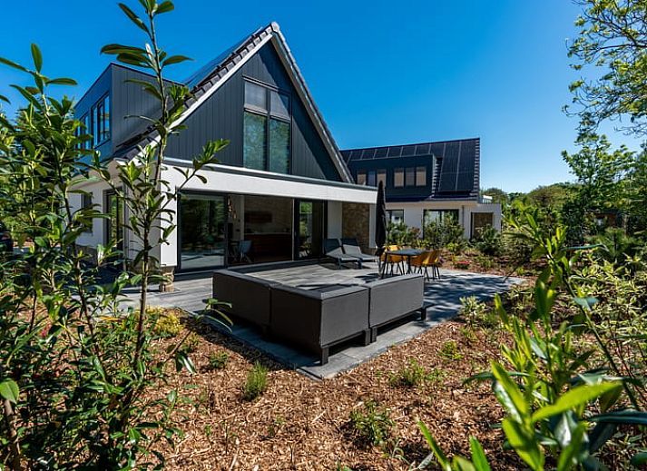 Ferienhaus in Den Burg auf Texel mit moderner Architektur und grossem Garten.