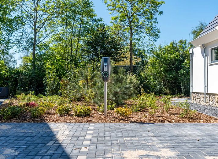 Terrasse des Ferienhauses in Den Burg, Texel, mit bequemen Sitzgelegenheiten.