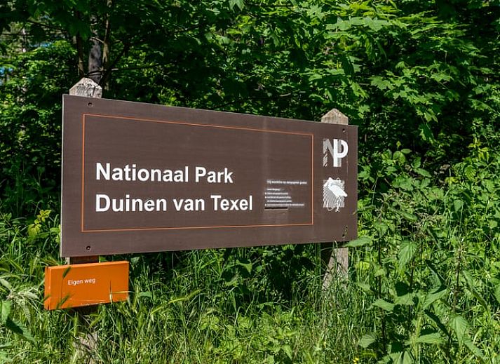 Terrasse des Ferienhauses in Den Burg, Texel, mit bequemen Sitzgelegenheiten.