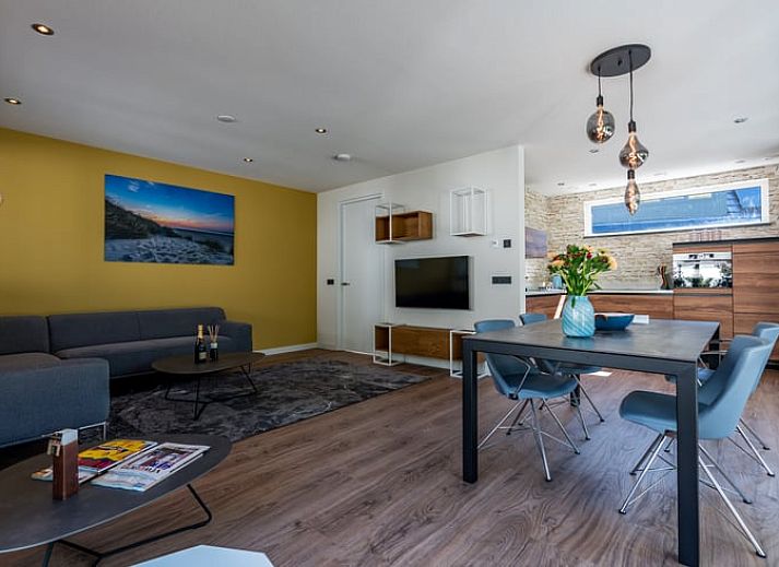 Terrasse des Ferienhauses in Den Burg, Texel, mit bequemen Sitzgelegenheiten.