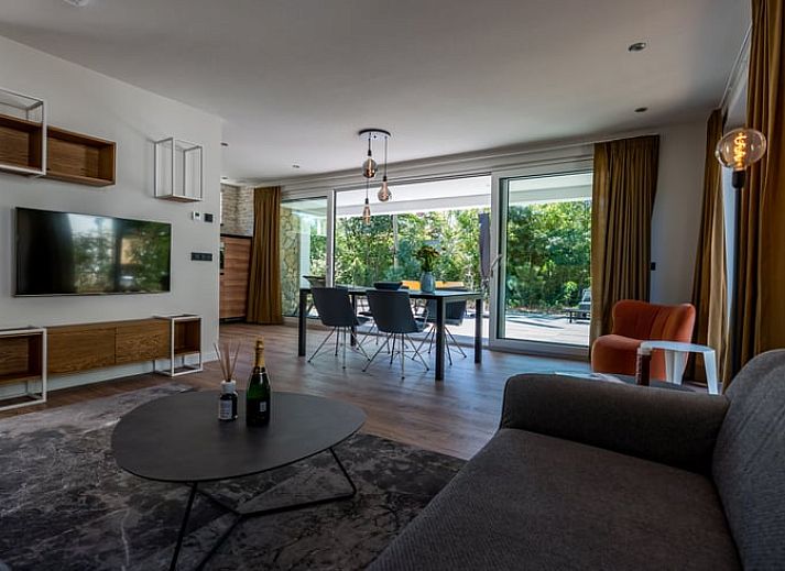 Terrasse des Ferienhauses in Den Burg, Texel, mit bequemen Sitzgelegenheiten.