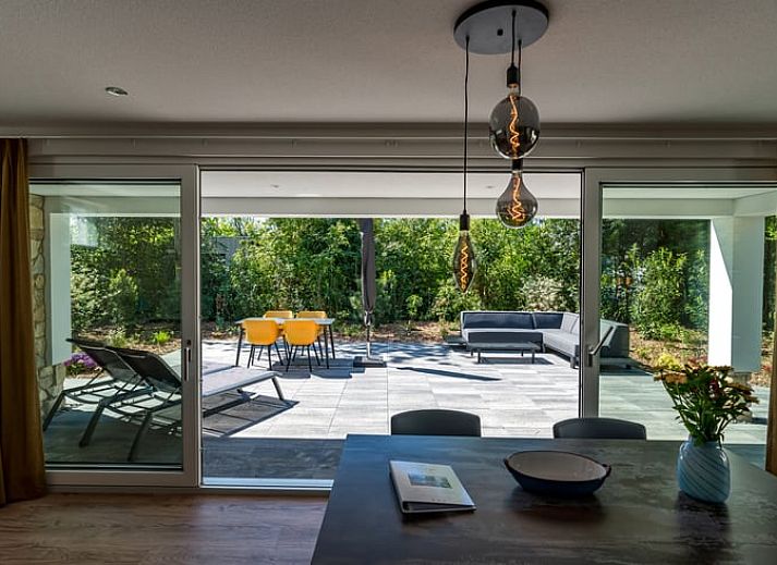 Aussenbereich des Ferienhauses in Den Burg, Texel, mit Blick auf die Natur.