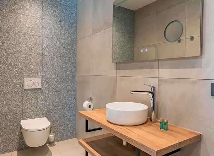 Ferienhaus in Den Burg, Texel, mit sonniger Terrasse und Essbereich.