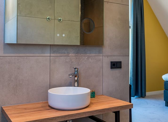 Ferienhaus in Den Burg, Texel, mit sonniger Terrasse und Essbereich.