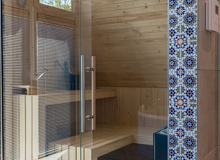 Ferienhaus in Den Burg, Texel, mit sonniger Terrasse und Essbereich.