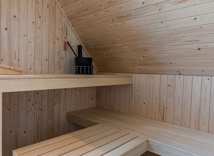 Ferienhaus in Den Burg, Texel, mit sonniger Terrasse und Essbereich.