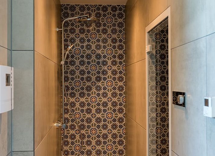 Elektroladestation am Ferienhaus in Den Burg, Texel, in gruener Umgebung.