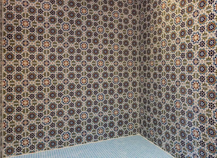 Elektroladestation am Ferienhaus in Den Burg, Texel, in gruener Umgebung.