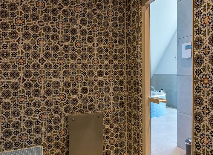 Elektroladestation am Ferienhaus in Den Burg, Texel, in gruener Umgebung.