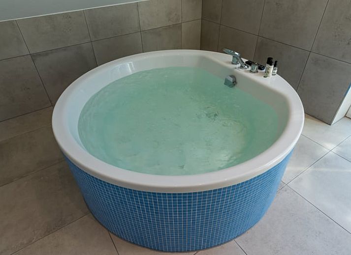 Vorderseite des Ferienhauses in Den Burg, Texel, mit moderner Fassade und Parkplatz.