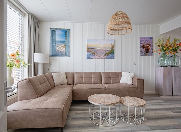 Vorderansicht des Ferienhauses Schoonoord in Den Burg, Texel, mit gruenen Akzenten und einem einladenden Eingang.