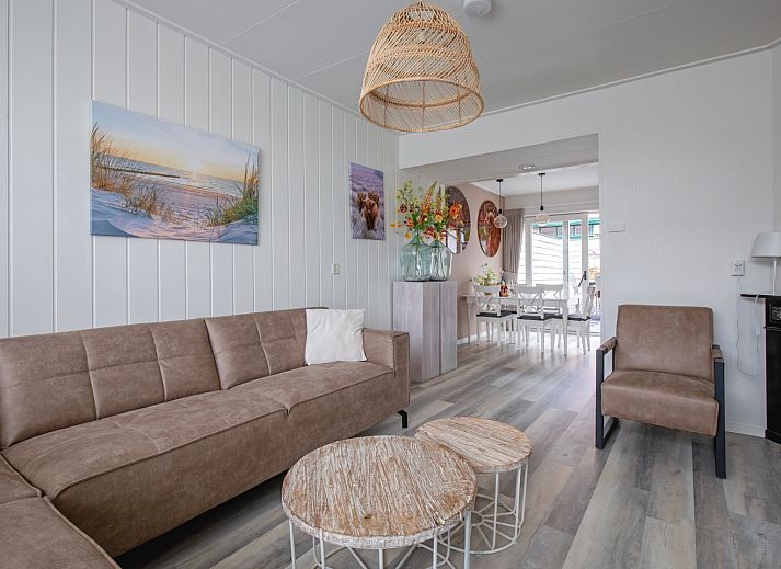 Vorderansicht des Ferienhauses Schoonoord in Den Burg, Texel, mit gruenen Akzenten und einem einladenden Eingang.