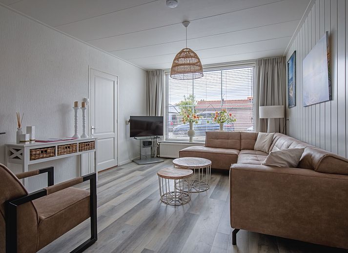 Eingang zum Ferienhaus Schoonoord in Den Burg, Texel, mit charmanter Architektur und gruener Umgebung.