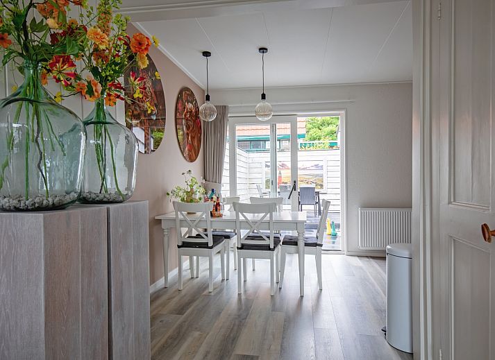 Eingang zum Ferienhaus Schoonoord in Den Burg, Texel, mit charmanter Architektur und gruener Umgebung.