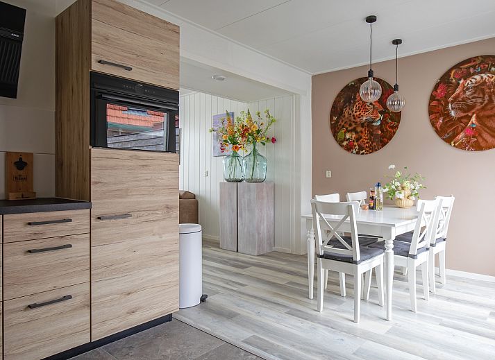 Eingang zum Ferienhaus Schoonoord in Den Burg, Texel, mit charmanter Architektur und gruener Umgebung.