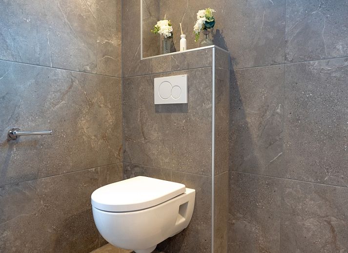 Aussenansicht der Ferienunterkunft Schoonoord in Den Burg, Texel, mit moderner Optik und grossen Fenstern.