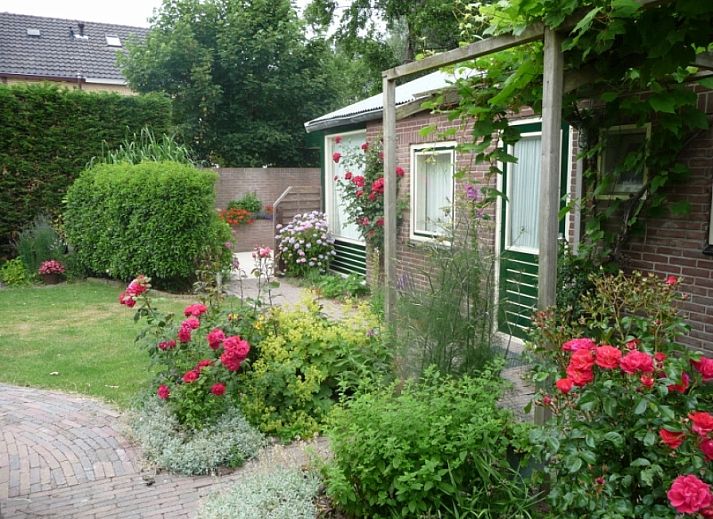Der Bungalow 0983 in Den Burg, Texel, bietet einen schoenen Blumengarten fuer einen entspannten Urlaub auf den Watteninseln.