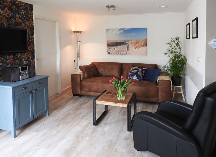 Der Bungalow 0983 in Den Burg, Texel, bietet einen schoenen Blumengarten fuer einen entspannten Urlaub auf den Watteninseln.