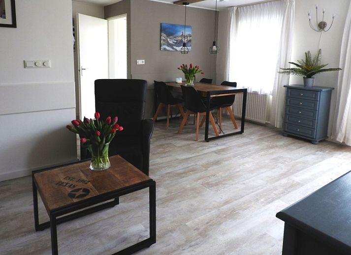 Der Bungalow 0983 in Den Burg, Texel, bietet einen schoenen Blumengarten fuer einen entspannten Urlaub auf den Watteninseln.