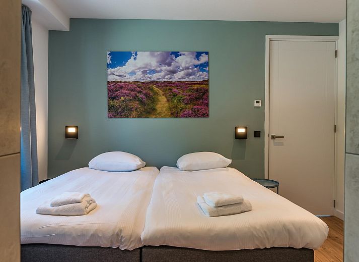 Stilvolles Wohnzimmer im Ferienhaus Bruine Kiekendief, Den Burg Texel, mit Essbereich und Gartenblick.