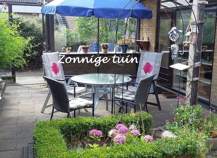 Geniet van de zonnige tuin bij Gastvrij vakantiehuis in Den Burg, Texel, perfect voor ontspanning op de Waddeneilanden.