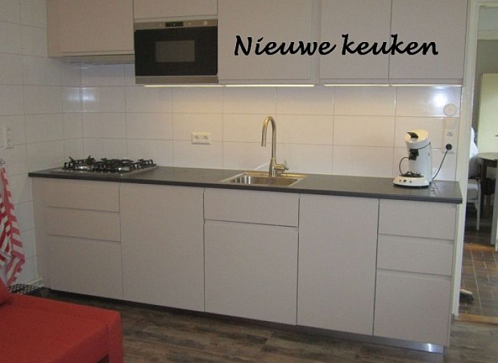 Geniet van de zonnige tuin bij Gastvrij vakantiehuis in Den Burg, Texel, perfect voor ontspanning op de Waddeneilanden.