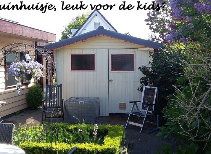 Comfortabele slaapkamer in Gastvrij vakantiehuis Den Burg, Texel, met strandthema voor een rustgevende nachtrust.