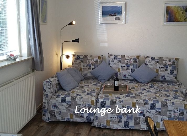 Comfortabele slaapkamer in Gastvrij vakantiehuis Den Burg, Texel, met strandthema voor een rustgevende nachtrust.