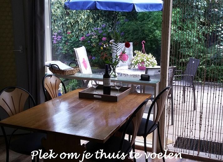 Comfortabele slaapkamer in Gastvrij vakantiehuis Den Burg, Texel, met strandthema voor een rustgevende nachtrust.