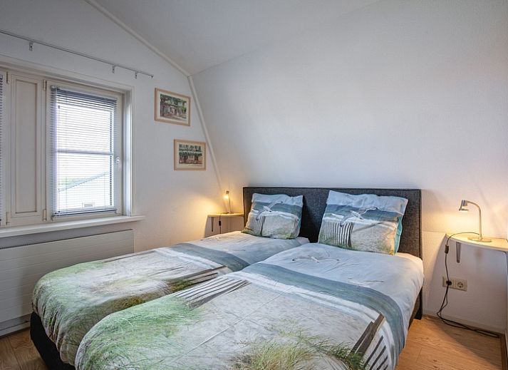 Villa Magnifique, Den Burg, Texel: modernes Wohnzimmer mit gemuetlicher Sitzecke und viel Tageslicht.