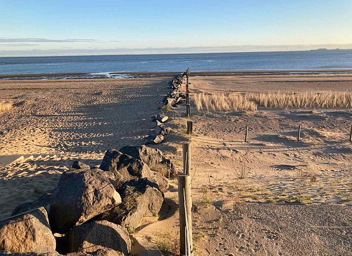 Aussenansicht des NH200-Ferienhauses in Den Burg Texel mit grossem Garten.